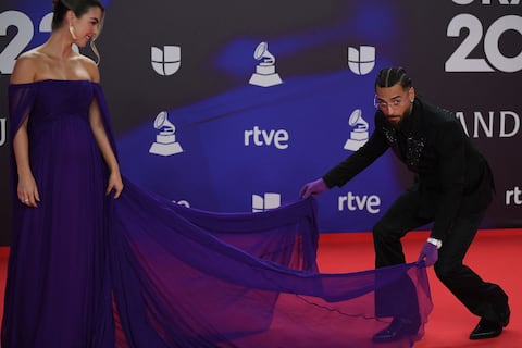 En el año de las rupturas mediáticas, estas parejas derrocharon amor en la alfombra roja de los Latin Grammy 2023