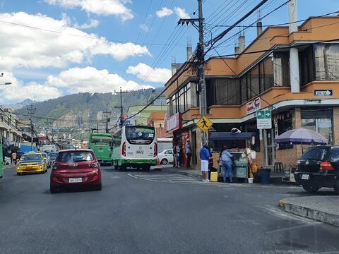 El tráfico vehicular, un problema que va en aumento en la parroquia Cumbayá, en el nororiente de Quito