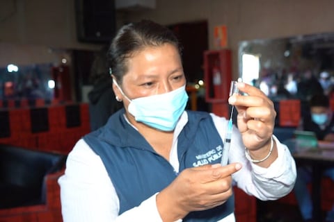 Quiénes deben vacunarse contra la variante más reciente del covid en Ecuador