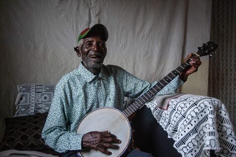 A sus 92 años, leyenda de la canción en Malaui inflama la red TikTok