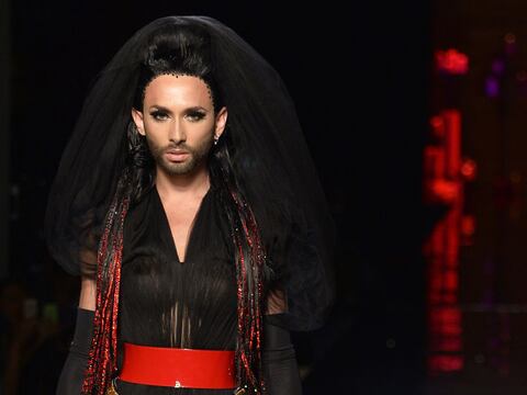 Conchita Wurst desfila para Gaultier en la pasarela de París 