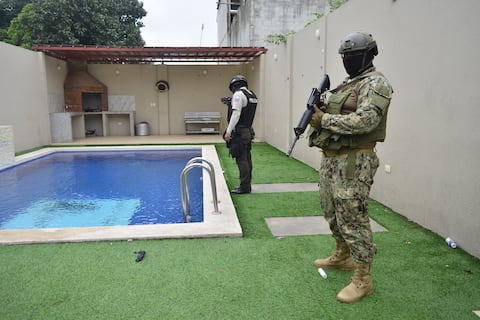 Casas con piscina, bar, jacuzzi, sauna y hasta centro de monitoreo tenían miembros de la Mafia 18 en el Guasmo 