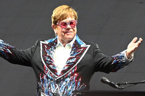 Así es como puede comprar la ropa de Elton John: el cantante subasta sus pertenencias en línea