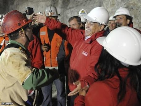 Del exitoso rescate de los mineros al trágico estallido social del 2019, así fueron las dos presidencias de Sebastián Piñera en Chile