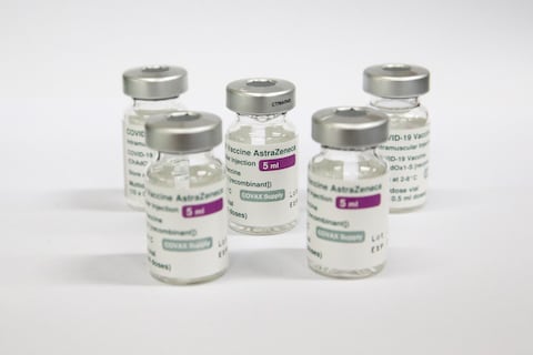 COVID-19: La EMA pide vigilar posible desarrollo de mielitis transversa tras aplicación de las vacunas elaboradas por AstraZeneca y Johnson & Johnson