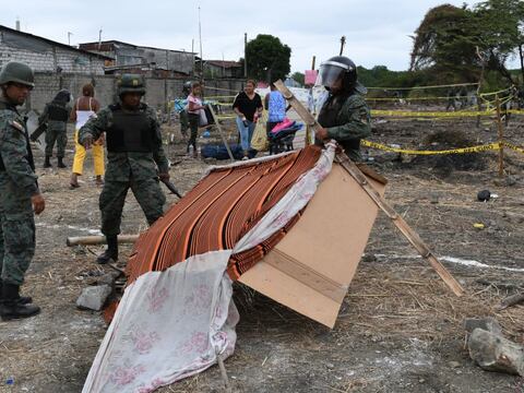 Desalojan otra vez predio de Marina que se invadió en Guasmo sur