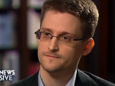 Edward Snowden se congratula por la decisión británica de no extraditar a Julian Assange