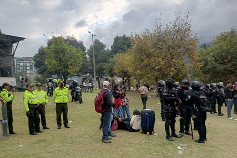Policías desalojaron a personas que festejaban el Inti Raymi en el parque El Arbolito