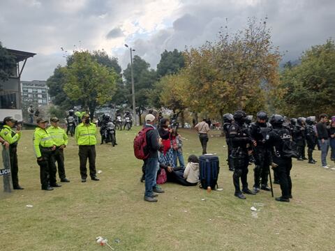 Policías desalojaron a personas que festejaban el Inti Raymi en el parque El Arbolito