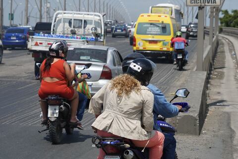 Congestionamiento en vía a Samborondón