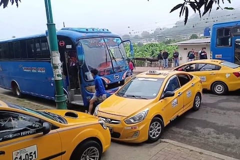 Bloquean vía Jipijapa-Guayaquil por protesta de transportistas