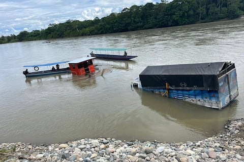 Gabarra y camión de carga se hundieron en embarcadero del río Napo