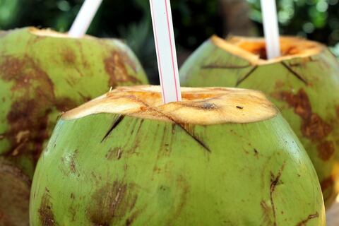 Agua de coco: El increíble beneficio para las personas que padecen de colitis ulcerosa