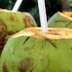 Agua de coco: El increíble beneficio para las personas que padecen de colitis ulcerosa