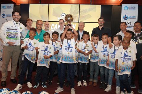 Se premió a los campeones de la Copa Oro del Interbarrial de Diario EL UNIVERSO 