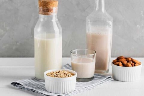 Leche de almendras o de avena: una comparación entre proteínas, calorías y carbohidratos para saber cuál es mejor