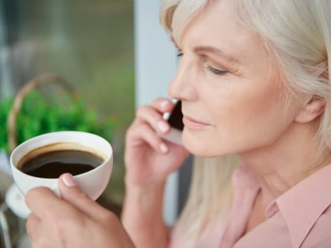 Si tomas estos medicamentos deberías reducir al mínimo el consumo de cafeína: posibles efectos secundarios