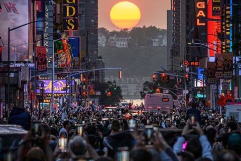 Cientos de personas en Nueva York captaron las espectaculares imágenes del Manhattanhenge 