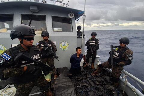 Incautan droga valorada en $ 35 millones en aguas de El Salvador, dos ecuatorianos se encontraban en la embarcación