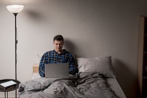 ¿Por qué no deberías acostarte después de la 1:00 a.m.? Estos 3 trucos te ayudarán a dormirte más temprano