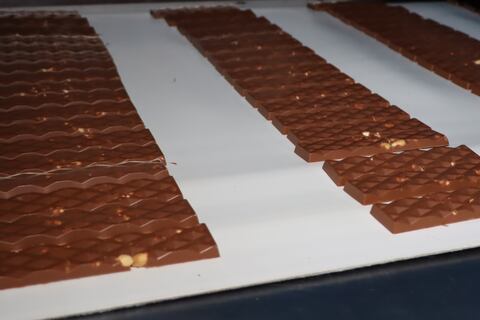 Ecuatorianos inician el consumo del chocolate Manicho desde la infancia: así se fabrica este producto tradicional del país