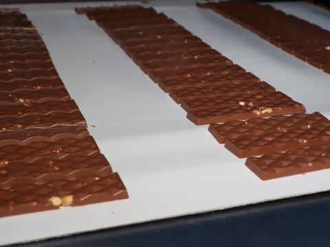 Ecuatorianos inician el consumo del chocolate Manicho desde la infancia: así se fabrica este producto tradicional del país