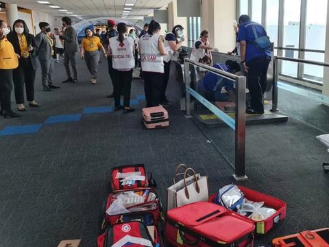 Mujer perdió la pierna en una pasarela móvil del aeropuerto de Bangkok