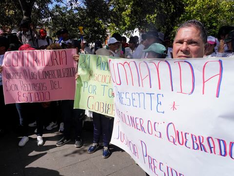 “Gasolineros quebrados”, protesta frente a Carondelet para exigir al Gobierno aumento del margen de utilidad