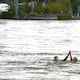 Ministra francesa de Deportes nada en las aguas del Sena para atenuar preocupación por la contaminación del río antes de los Juegos Olímpicos