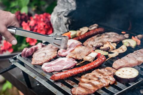 Prepara una parrillada completa para disfrutar con familia y amigos