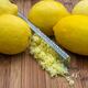 Las poderosas razones por las que no debes seguir tirando las cáscaras de limón: tienen más vitaminas que el zumo de la fruta, así puedes aprovecharlas