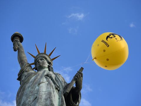 Con globo gigante en París, piden a Barack Obama que indulte a Edward Snowden