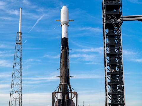 SpaceX dice que satélites de Starlink dispersos tras explosión en misión no amenazan la Tierra
