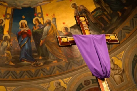 Por qué se cubren las imágenes dentro de las iglesias en Semana Santa