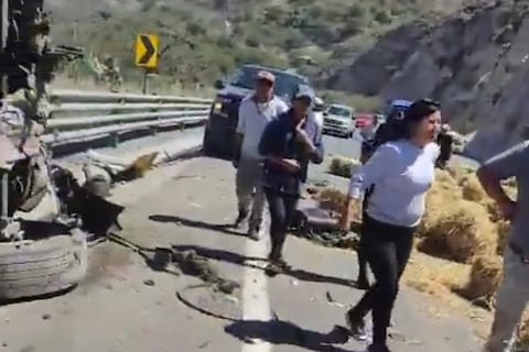 Fatal siniestro de tránsito en vía Guayllabamba-Tabacundo: hay dos fallecidos y tres heridos 