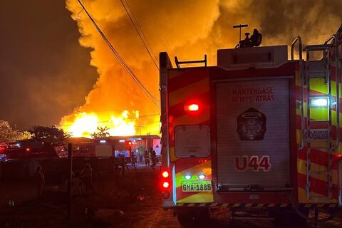 Más de 80 bomberos y 20 unidades combaten incendio en fábrica de la vía a Daule