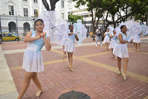 ‘Es mi ciudad y me emociona bailar para celebrarla’: niñas y adolescentes participaron del festival Danzante en el Malecón Simón Bolívar