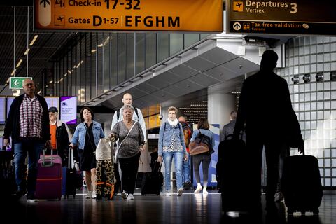 En un extraño incidente en el aeropuerto de Ámsterdam muere una persona al caer sobre el motor en marcha de un avión