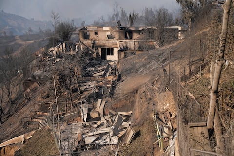 Detienen en Chile a bombero acusado de provocar el incendio que causó 137 muertes en Viña del Mar