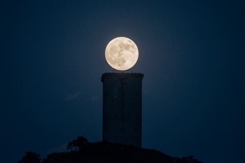 La Luna ya se muestra en el cielo, pero la noche del viernes 21 se espera una Luna Llena de Fresa muy brillante