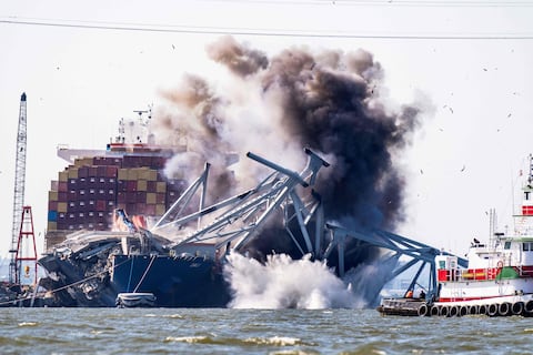 El barco que colisionó contra el puente de Baltimore, abandona el puerto casi 3 meses después del accidente