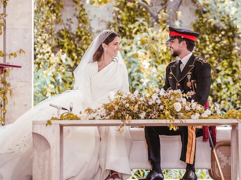 La boda del príncipe heredero Hussein y su nueva esposa Rajwa: del espectacular vestido de novia en crepé con escote geométrico y cola bordada de perlas al look rosa de Kate Middleton como invitada especial