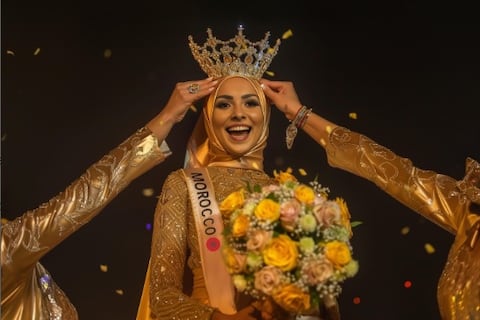 Influencer virtual con hiyab creada con inteligencia artificial fue la ganadora del primer concurso de belleza Miss IA