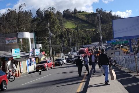 Transportistas de Colombia realizan plantón en el puente Rumichaca