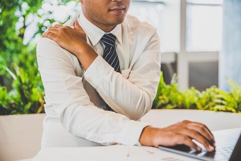 Movimientos comunes que haces en la oficina y que te pueden causar dolor de hombro