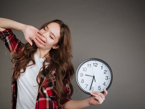 Este es el tiempo que debes permanecer despierto después de cenar para evitar subir de peso y tener indigestión