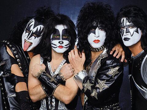 Kiss realizó colaboración con grupo japonés femenino