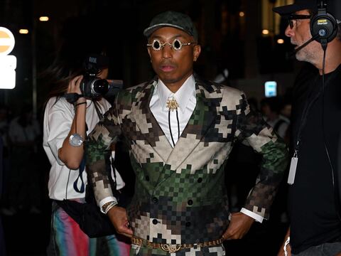 Pharrell Williams debutó como director creativo de Louis Vuitton en la pasarela de París, con invitados de lujo como Beyoncé y su esposo Jay-Z