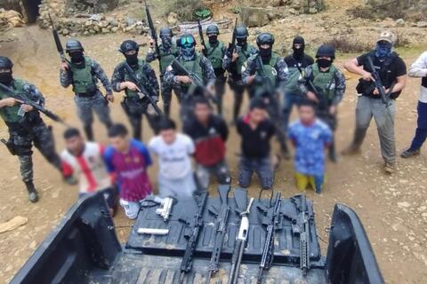 En Camilo Ponce Enríquez detienen con armas a otros seis integrantes de Los Lobos 