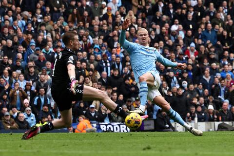 Doblete de Erling Haaland y pone en pelea al Manchester City en Premier League